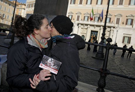 baci gay roma 14 feb 12.jpg