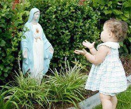 bimba con statua della Madonna.jpg